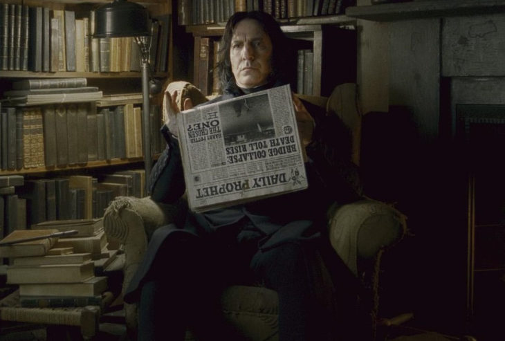 Escena de película de Harry Potter en la que aparece el profesor Snape leyendo el periódico