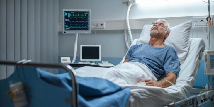 Hombre en cama de hospital