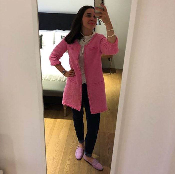 Olivia Jackson usando un saco color rosa chicle