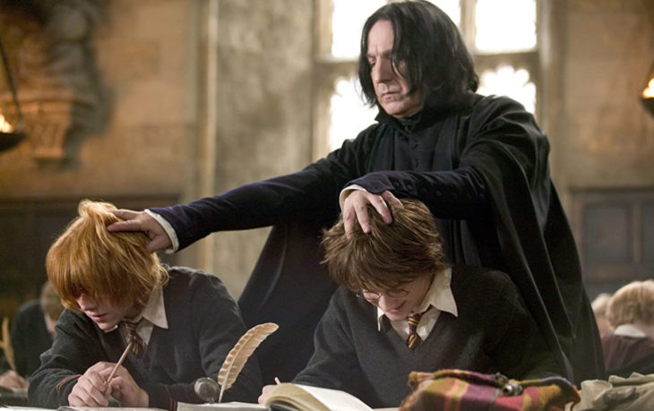 Escena de película de Harry Potter en la que aparece el profesor Snape regañando a Harry y Ron