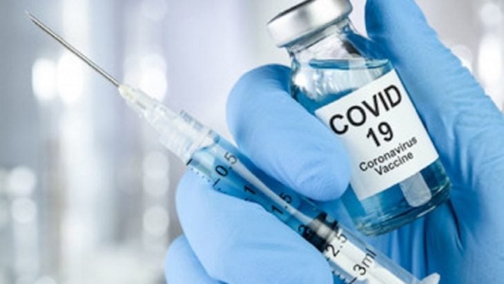 Vacuna contra el covid-19 y jeringa