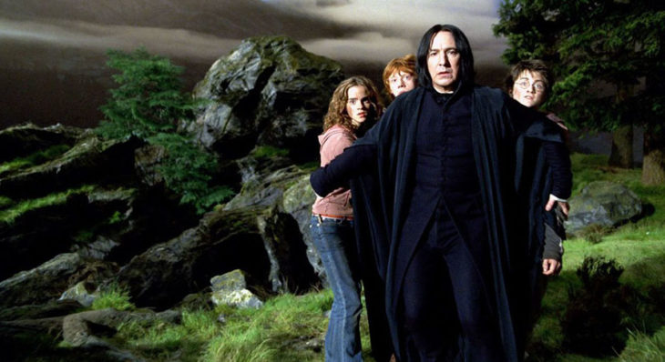 Escena de película de Harry Potter en la que aparece el profesor Snape prtegiendo a Harry, Ron y Hermione