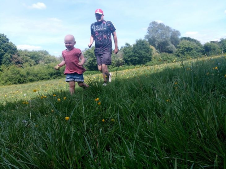 Paiva y su papá jugando en el cesped