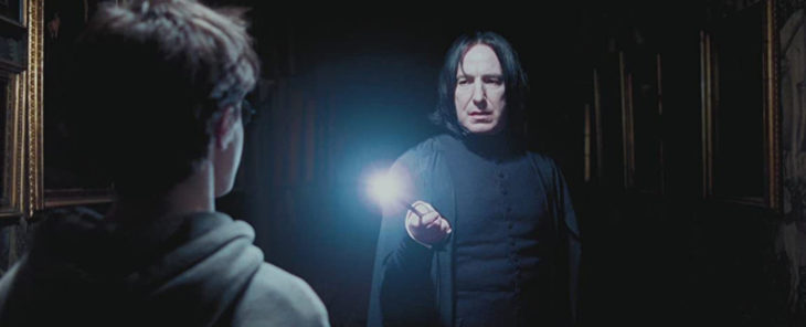 Escena de película de Harry Potter en la que aparece el profesor Snape y Harry por los pasillos del castillo