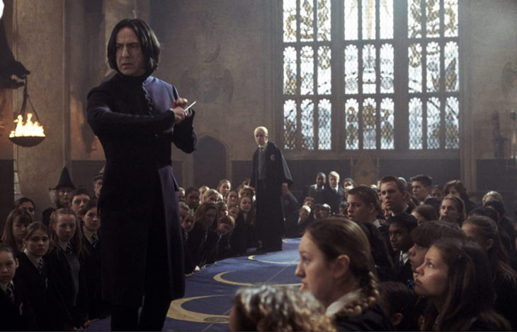 Escena de película de Harry Potter en la que aparece el profesor Snape en la pista de duelo estudiantil