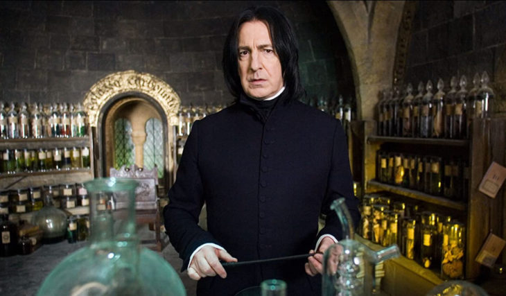 Escena de película de Harry Potter en la que aparece el profesor Snape en su despacho