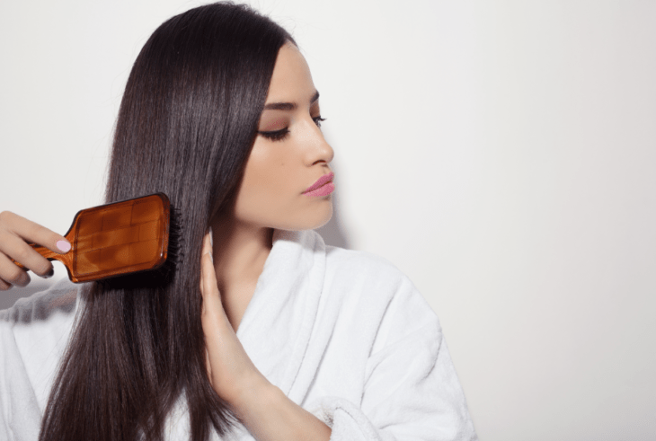 Chica cepillando su cabello