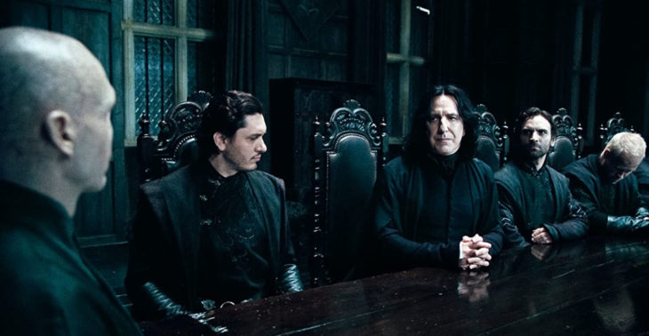 Escena de película de Harry Potter en la que aparece el profesor Snape y Voldemort en una reunión de mortifagos