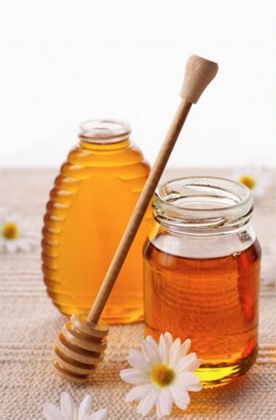 Tarro de cristal con miel de abeja en el interior