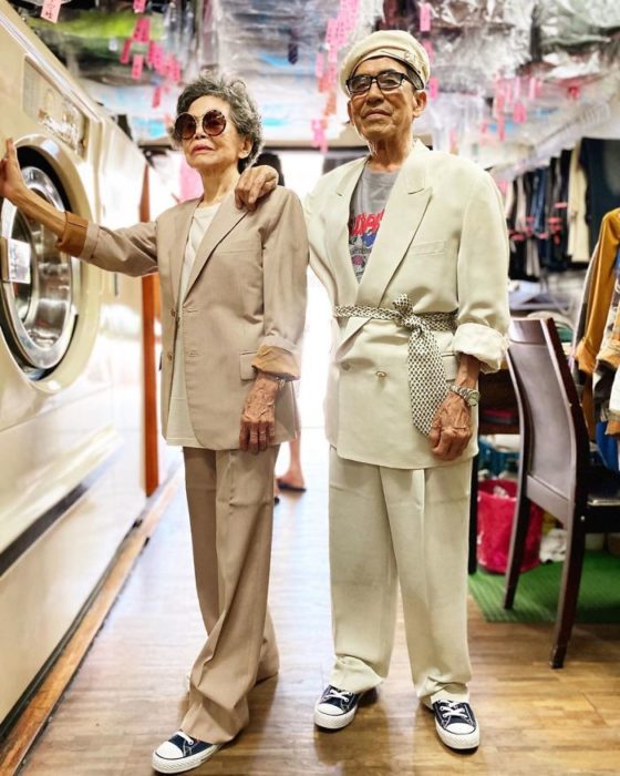 abuelitos llevando trajes sastres a juego con color blanco