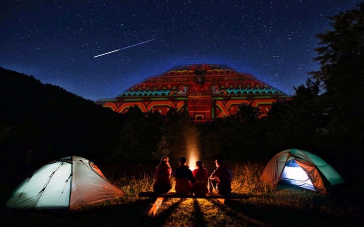 Acampada en noche de lluvia de estrellas