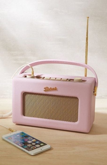 Bocina para celular en forma de radio antigua