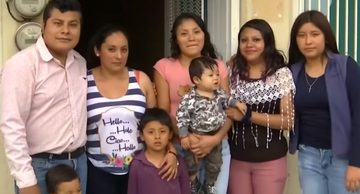 Fotografía de Adán, su familia y sus hermanas