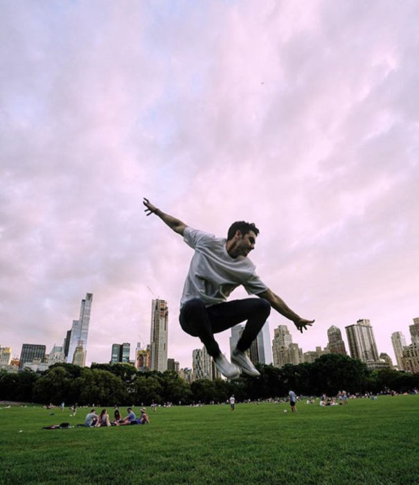 Alejandro Speitzer posando para fotografía, mientras salta en un parque