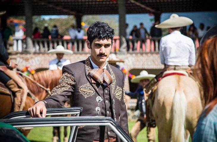 Alejandro Speitzer posando para fotografía, vestido de charro