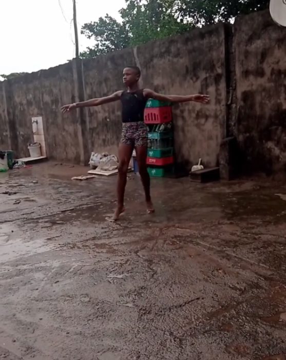 Anthony bailando bajo la lluvia