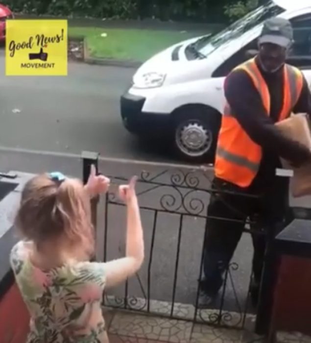 Niña hablando con lenguaje de señas a cartero