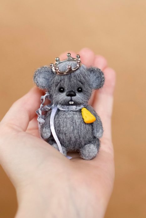 Peluche creado por la artista Svetlana Gromova, taoncillo gris con una corona dorada