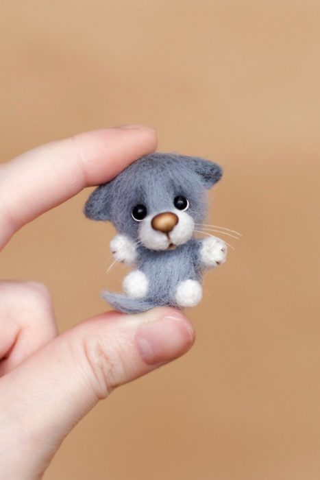 Peluche creado por la artista Svetlana Gromova, gatito miniatura en color gris