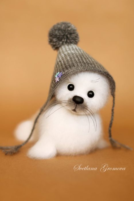 Peluche creado por la artista Svetlana Gromova, foca blanca con gorro gris