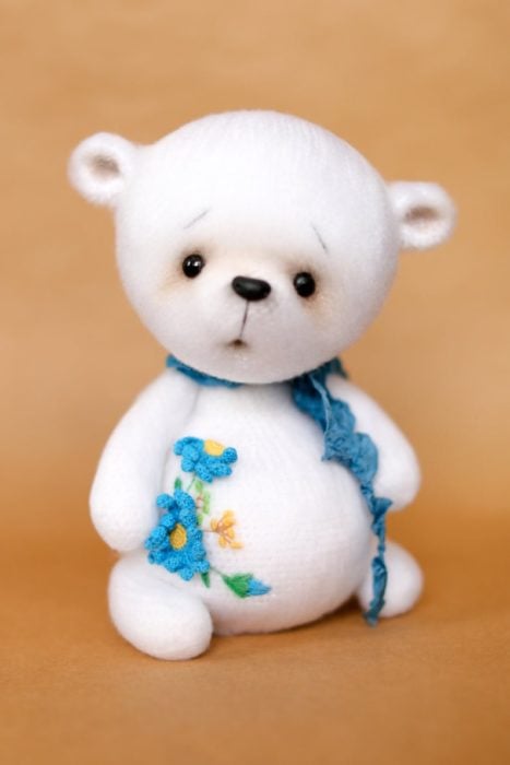 Peluche creado por la artista Svetlana Gromova, oso blanco con decoración de flores azules
