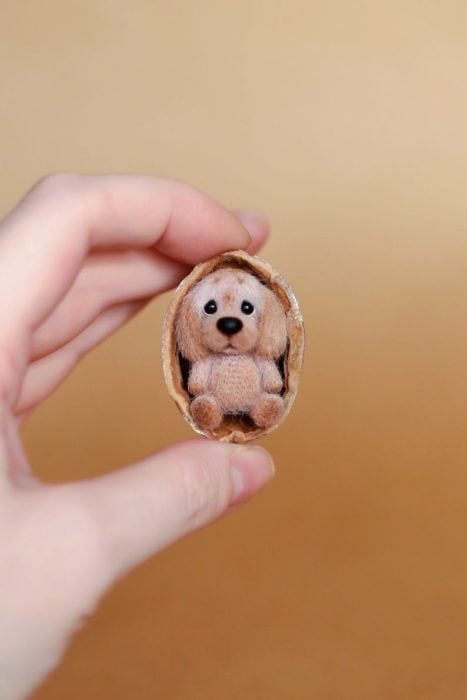 Peluche creado por la artista Svetlana Gromova,perro miniatura al tamaño de una nuez
