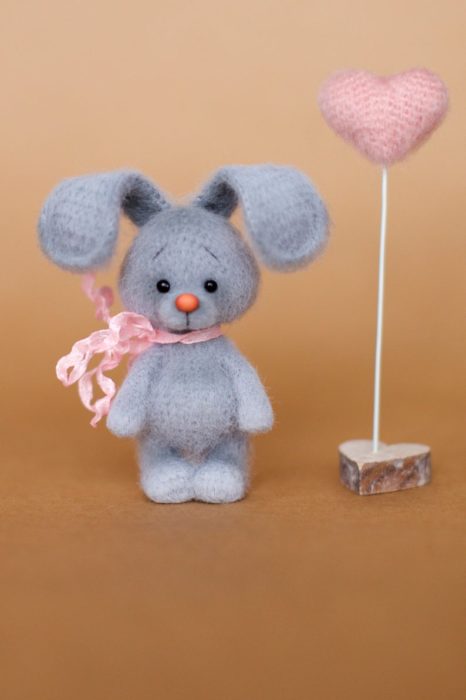 Peluche creado por la artista Svetlana Gromova, conejo deestambre junto a un corazón