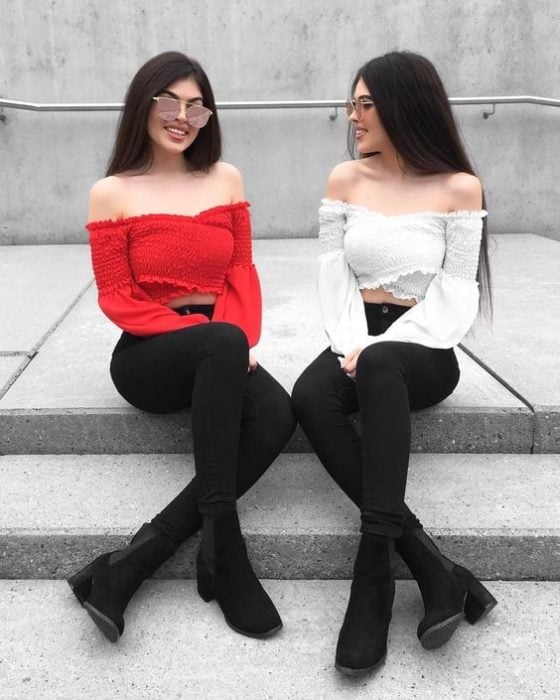 Mejores amigas con outfits iguales con pantalón negro y blusa blanca y roja