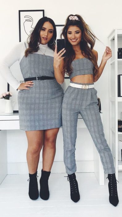 Mejores amigas con outfits iguales de tartán gris