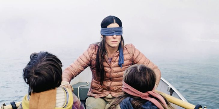 Escena de la película Bird Box, cuando Malorie va en la canoa con los niños en busca del santuario