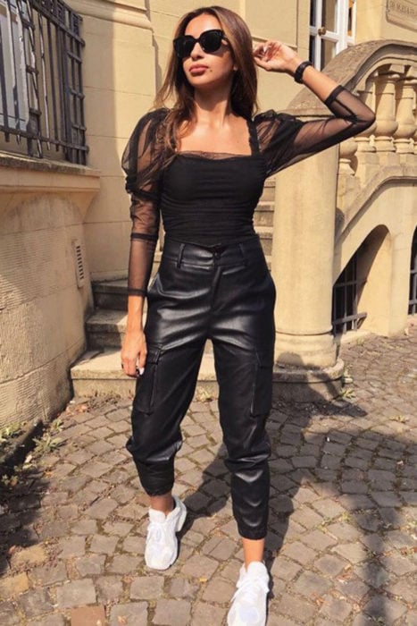 Chica usando un pantalón de color negro con una blusa de escote cuadrado y mangas anchas