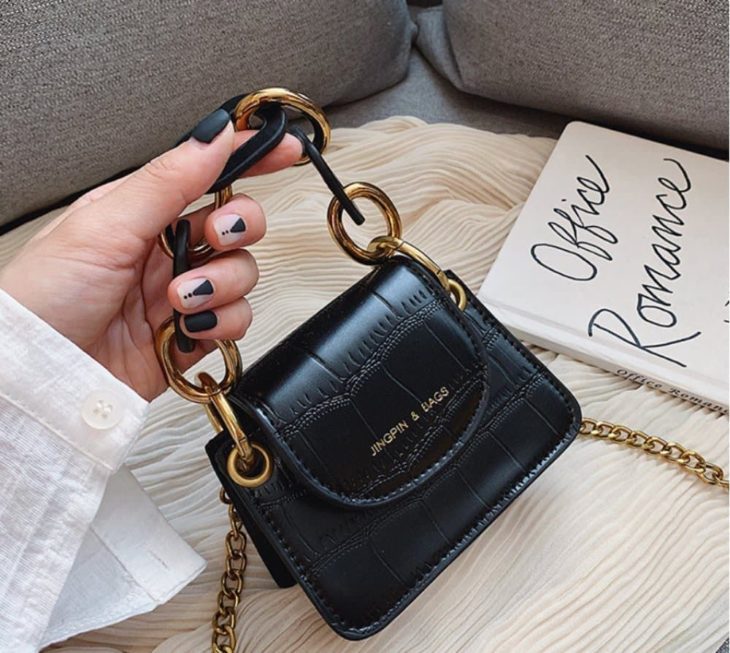 Bolso de mano pequeño color negro con detalles en dorado