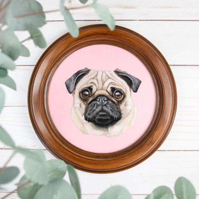 Artista Michelle Staub hace bordados de mascotas; bordado de perro pug