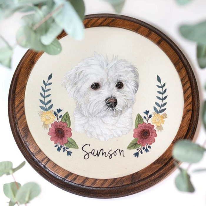 Artista Michelle Staub hace bordados de mascotas; bordado de perro french poodle blanco con flores rosas y amarillas