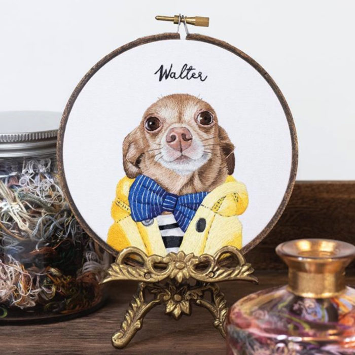 Artista Michelle Staub hace bordados de mascotas; bordado de perro chihuahua café con chamarra amarilla y moño azul