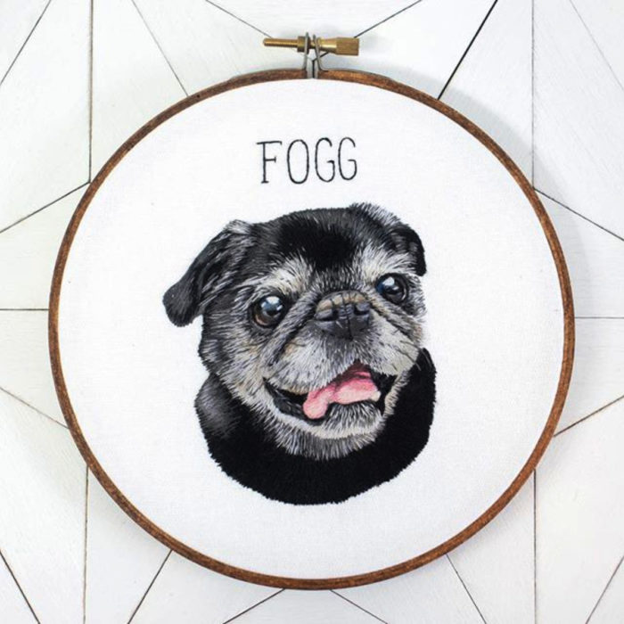 Artista Michelle Staub hace bordados de mascotas; bordado de perro pug negro viejito con canas