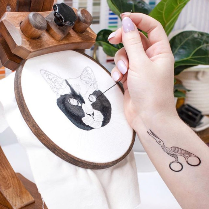 Artista Michelle Staub hace bordados de mascotas; bordado de gato negro