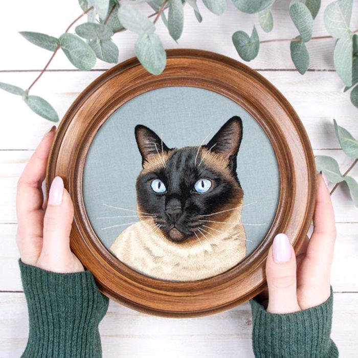 Artista Michelle Staub hace bordados de mascotas; bordado de gato siamés blanco con manchas café y negras, ojos azules