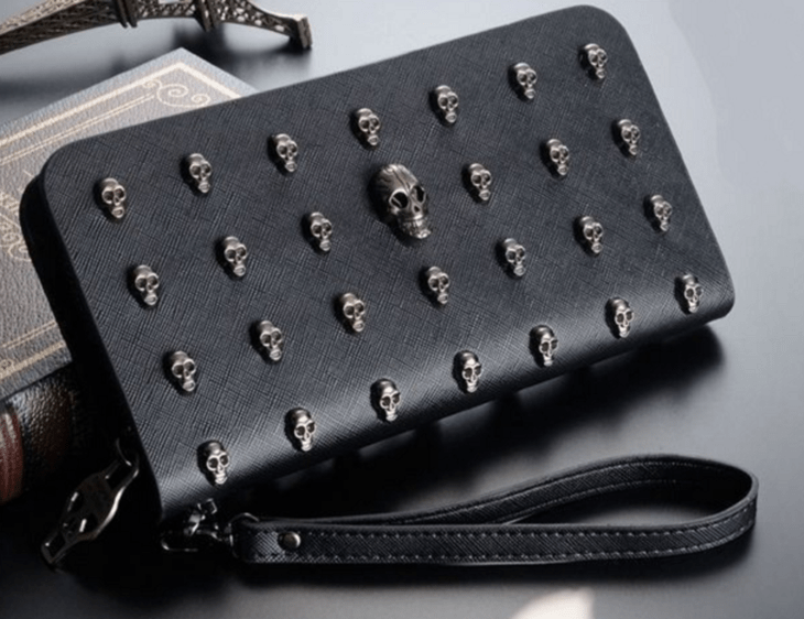 Cartera negra con estoperoles de calavera