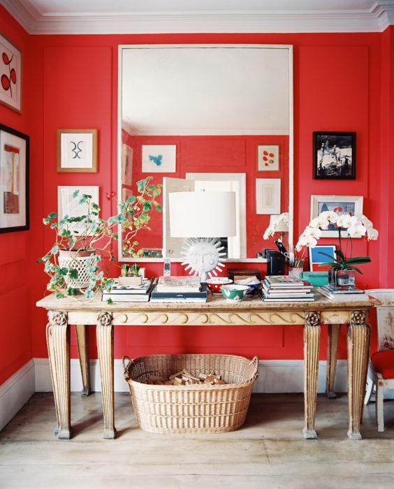 Sala de estar en color rojo con muebles en color dorado