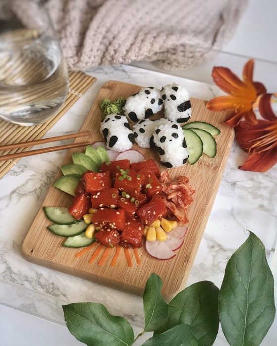 Pequeños rollos de arroz al vapor en forma de osos panda