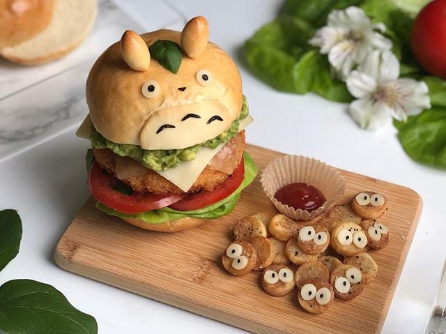 Hamburguesa en pan artesanal en forma de Toror personaje de película de anime