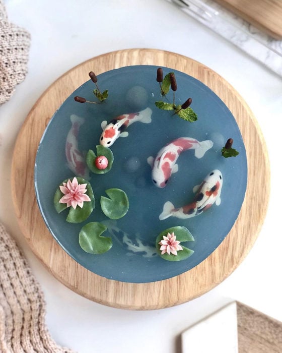 Pastel de efecto cristal con peces koi en el interior hechos con betún dulce
