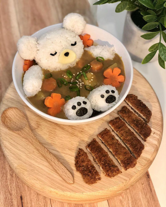 Plato de arroz al vapor con caldo de pollo y verduras 