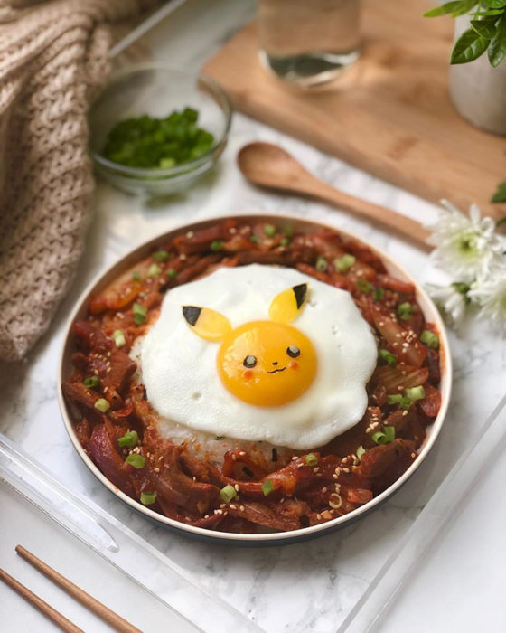 Huevo frito en forma de Pikachú de Pokémon