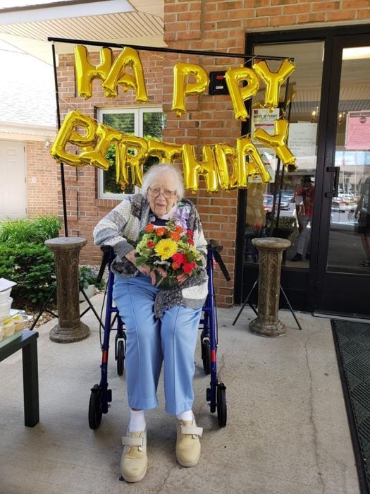 leora festejando su cumpleaños 100