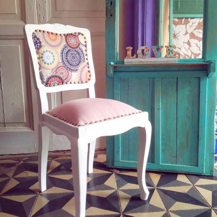 Artículos de decoración para el hogar; silla vintage blanca con asiento y respaldo rosa pastel