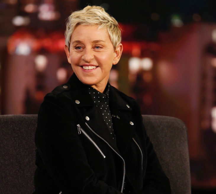 Ellen DeGeneres; mujer de cabello corto pixie, rubio y ojos azules