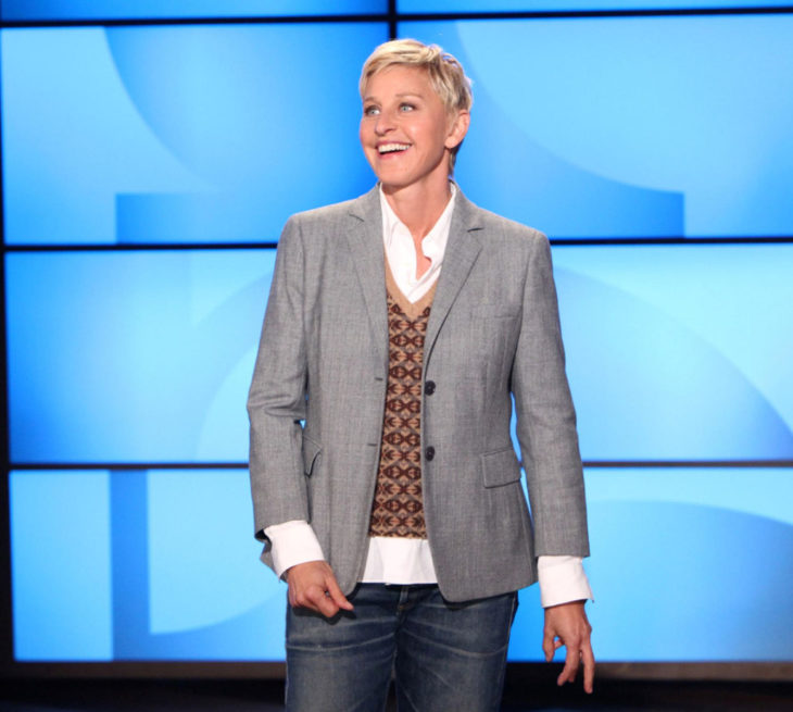 Ellen DeGeneres con traje gris; mujer de cabello corto pixie, rubio y ojos azules; The Ellen DeGeneres Show