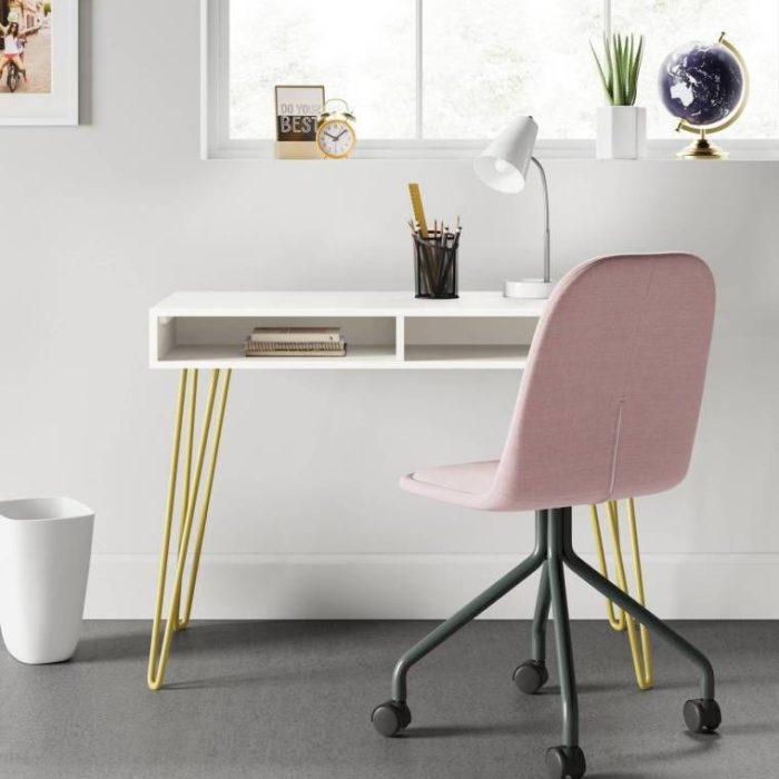 Escritorio con estilo minimalista con escritorio blnaco de patas delgadas y silla color rosa